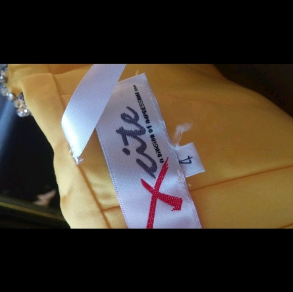 GORGEOUS GRAD DRESS. WORN 5 HOURS ONLY. - Picture 5 of 5